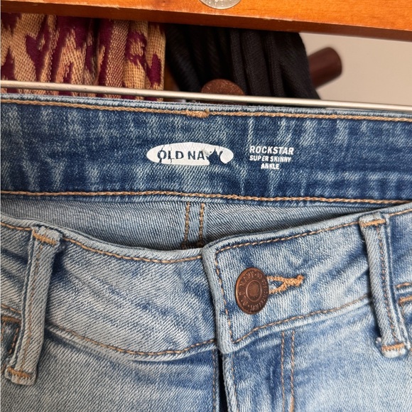 Old Navy Light Blue Ankle Jeans - Picture 4 of 4